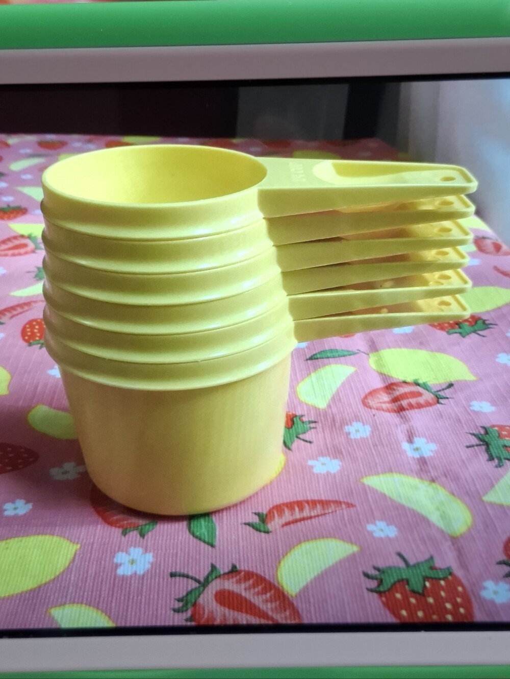 Set of (6) Vintage Tupperware Measuring Cups